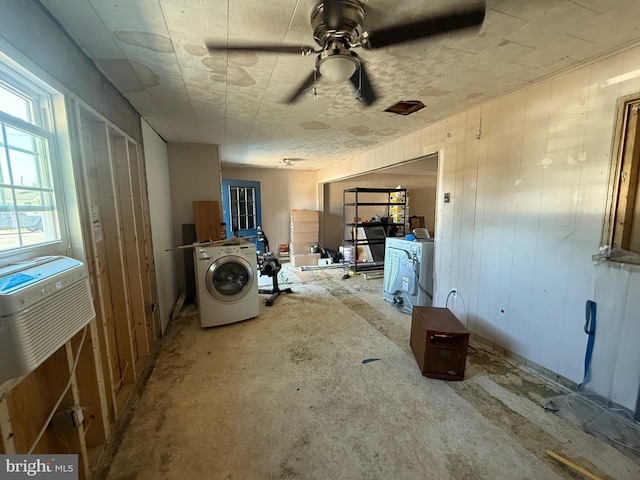 laundry room with washer / dryer and a ceiling fan