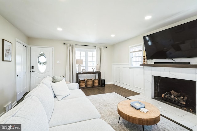 living room with visible vents, baseboards, recessed lighting, a fireplace, and dark wood-style flooring