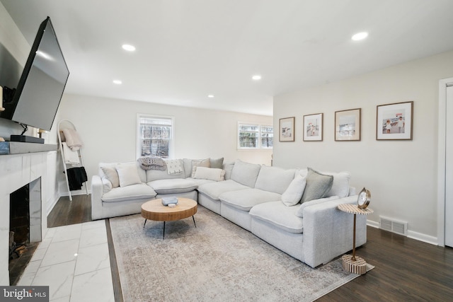 living room featuring visible vents, recessed lighting, a fireplace, and baseboards