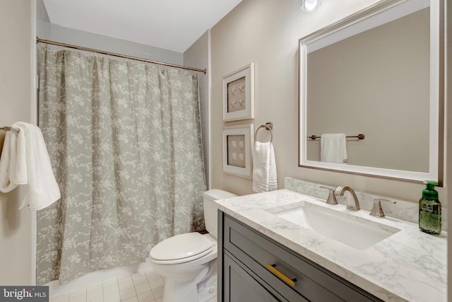 full bath featuring tile patterned flooring, a shower with shower curtain, vanity, and toilet