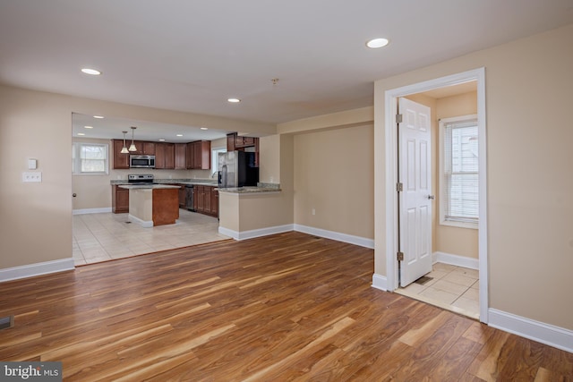 kitchen with light wood-style floors, recessed lighting, stainless steel appliances, and a center island