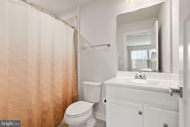 full bathroom with curtained shower, vanity, and toilet