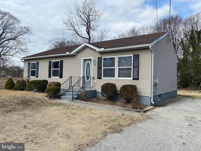 view of front of home featuring gravel driveway