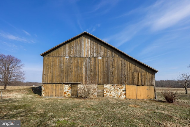 view of barn featuring a lawn