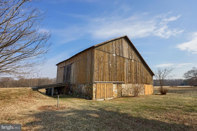 view of barn featuring a lawn