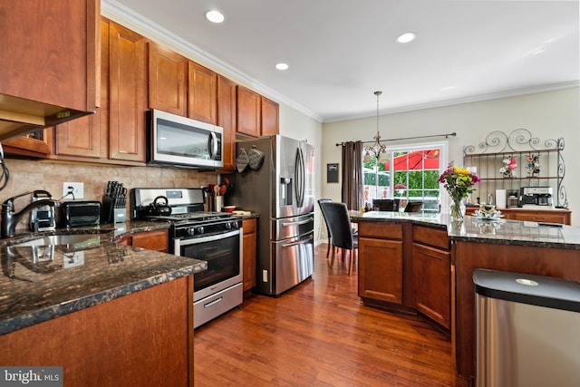 kitchen with stainless steel appliances, dark wood-style flooring, a sink, backsplash, and crown molding