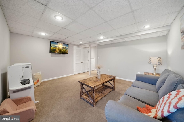 living area featuring carpet flooring, recessed lighting, baseboards, and a drop ceiling