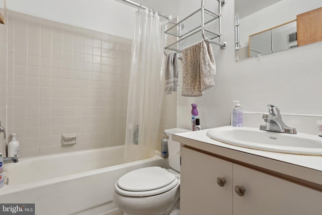 bathroom with shower / tub combo with curtain, vanity, and toilet