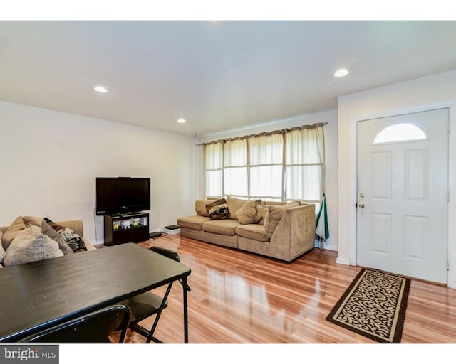 living area featuring recessed lighting, light wood-style flooring, and baseboards