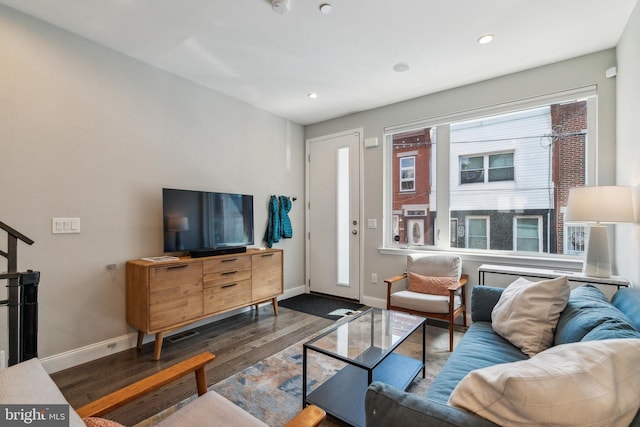 living room featuring recessed lighting, wood finished floors, and baseboards