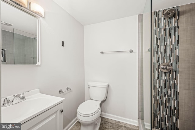 full bathroom featuring visible vents, baseboards, tiled shower, toilet, and vanity