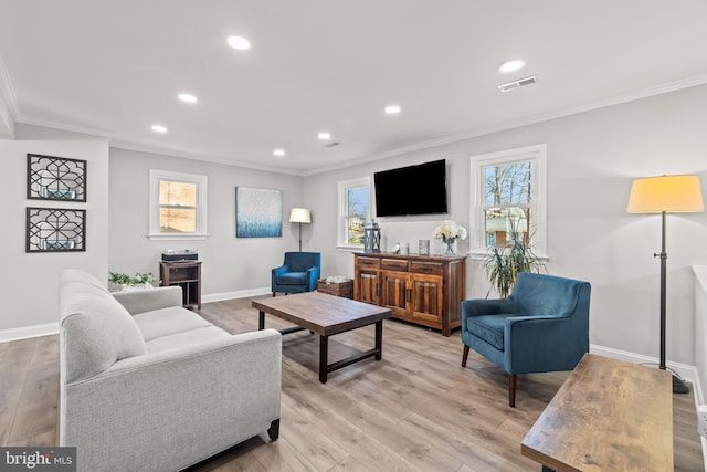 living room featuring recessed lighting, visible vents, baseboards, light wood-style floors, and crown molding