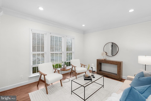 living area featuring ornamental molding, recessed lighting, light wood-style flooring, and baseboards