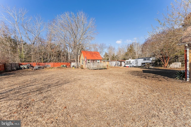 view of yard featuring an outbuilding and fence