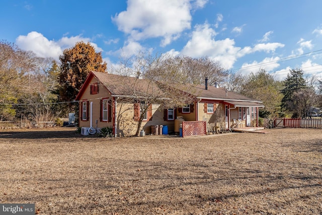 view of front of property featuring fence