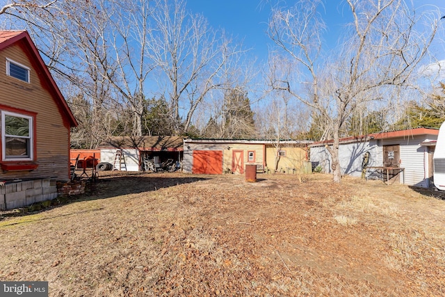 view of yard with an outbuilding