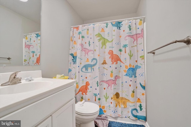 bathroom featuring a shower with shower curtain, vanity, and toilet