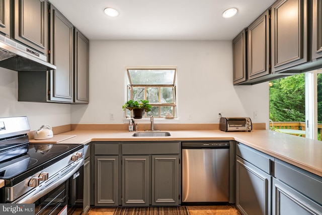 4504 Little River Run Dr, Annandale, VA 22003 - kitchen featuring stainless steel appliances, a sink, under cabinet range hood, gray cabinetry, and recessed lighting