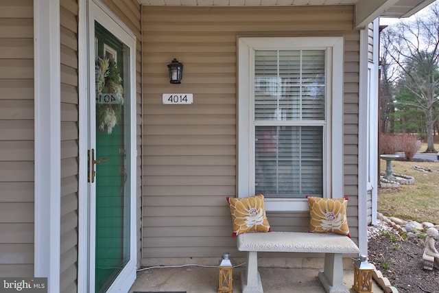 entrance to property featuring covered porch