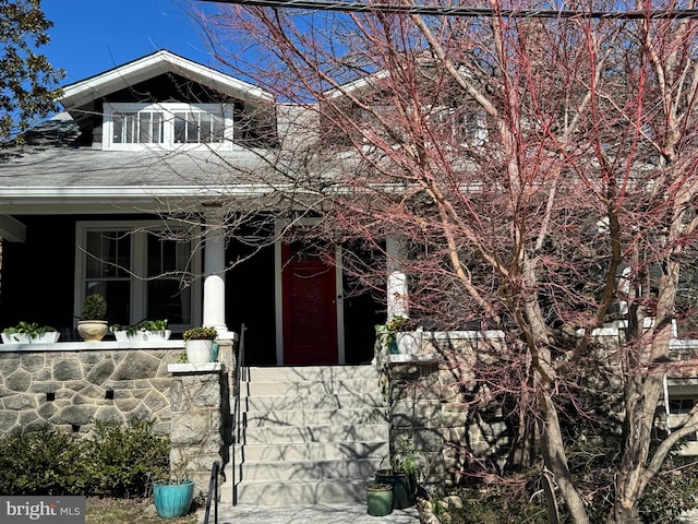 view of front of house with a fenced front yard