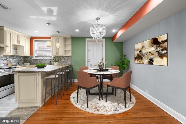 dining room featuring recessed lighting, visible vents, baseboards, light wood-type flooring, and an inviting chandelier