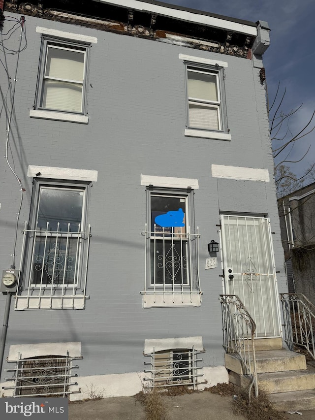 view of front facade featuring brick siding