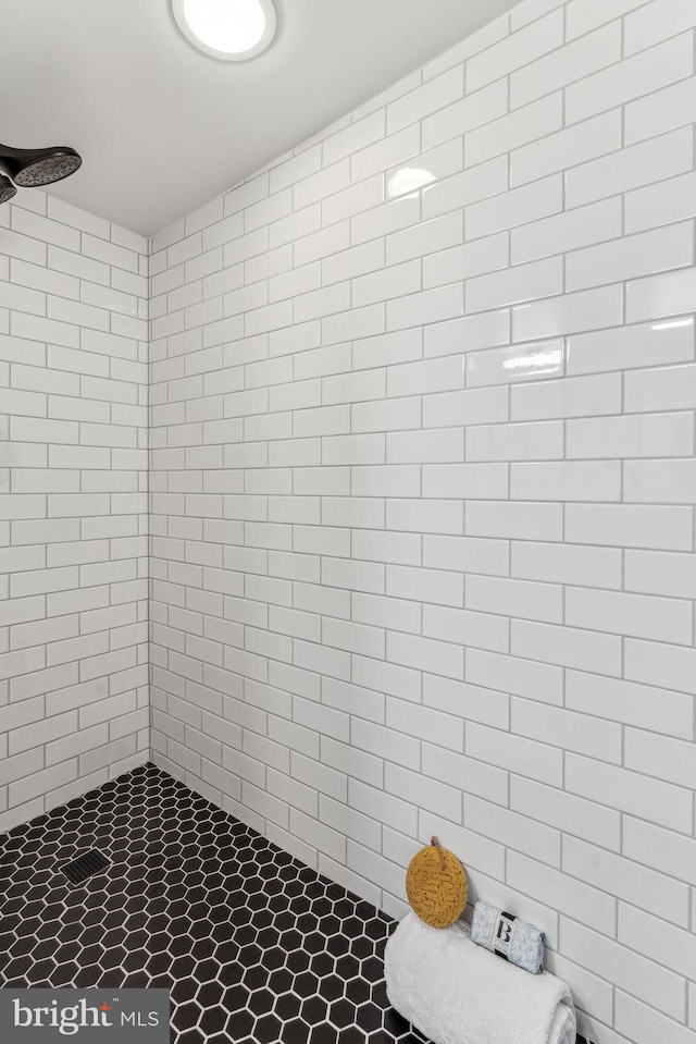 bathroom featuring a tile shower