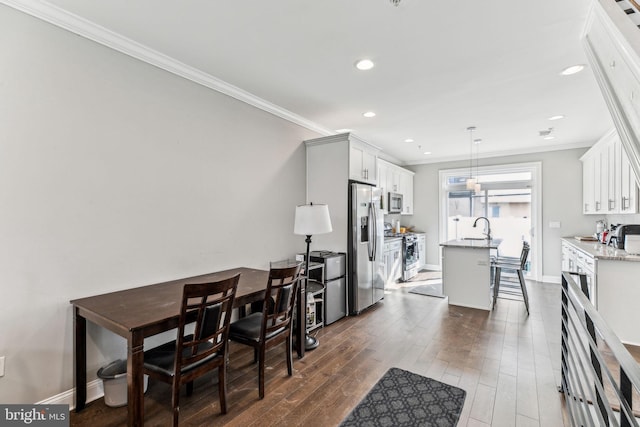 dining area featuring dark wood-type flooring, recessed lighting, ornamental molding, and baseboards