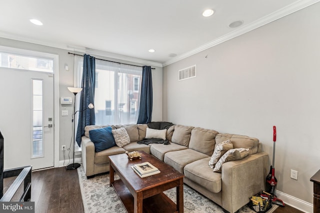 living room featuring recessed lighting, wood finished floors, visible vents, baseboards, and ornamental molding