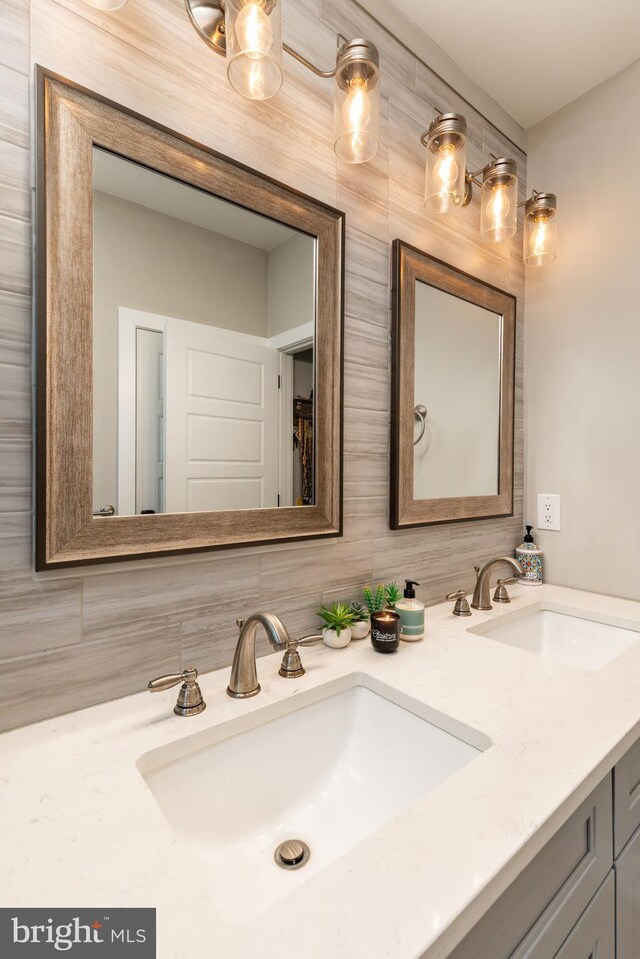 2525 N Hancock St, Philadelphia, PA 19133 - full bath featuring double vanity, backsplash, and a sink