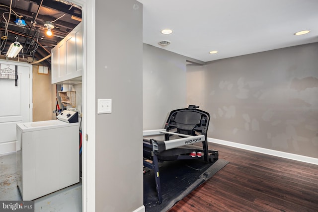 workout area with recessed lighting, visible vents, wood finished floors, washer / dryer, and baseboards