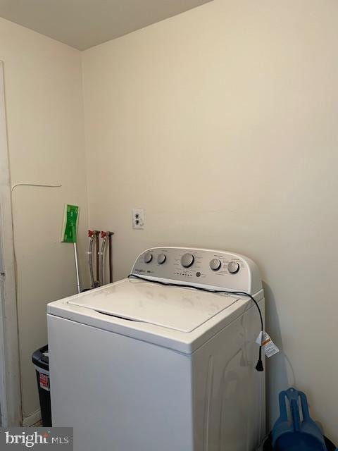 clothes washing area with washer / dryer and laundry area