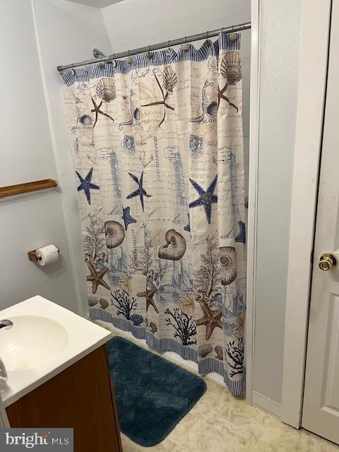 bathroom with a shower with shower curtain and vanity