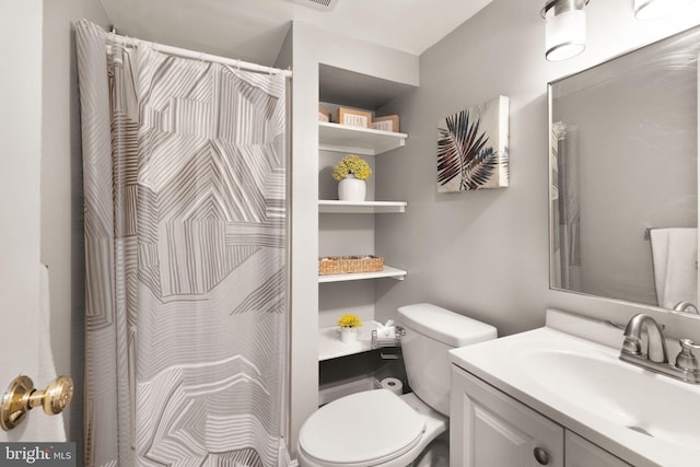 bathroom with toilet, a shower with curtain, and vanity