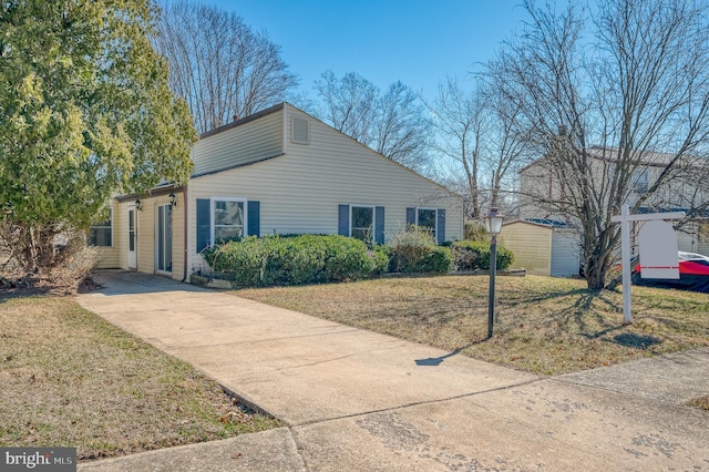 view of front of property featuring a front lawn