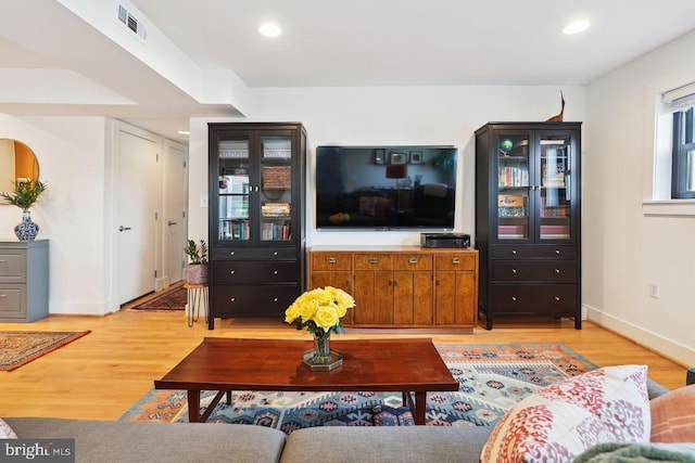 living area featuring recessed lighting, visible vents, light wood-style flooring, and baseboards