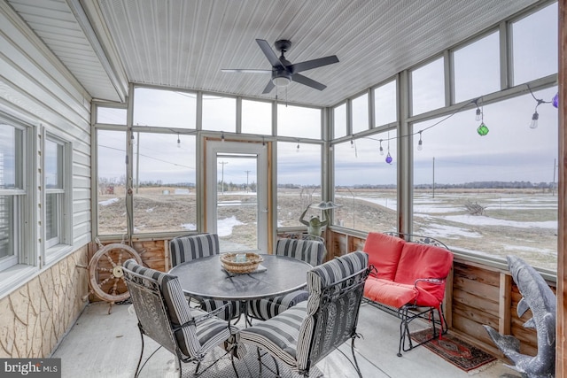 sunroom with ceiling fan