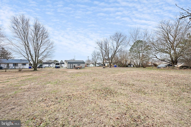 view of yard featuring an outbuilding