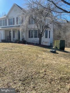 view of front of home featuring a garage and a front yard