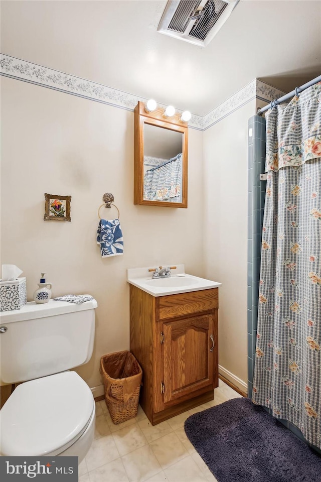 full bath with vanity, a shower with shower curtain, toilet, and visible vents