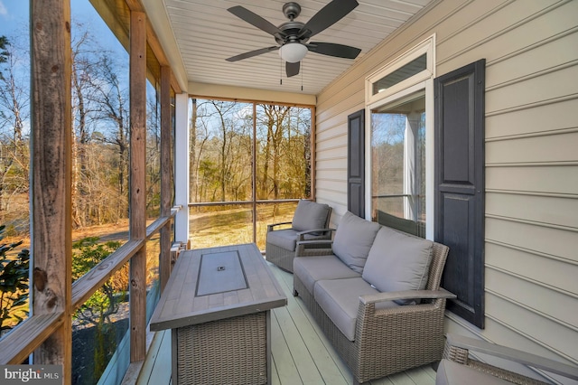 sunroom with ceiling fan