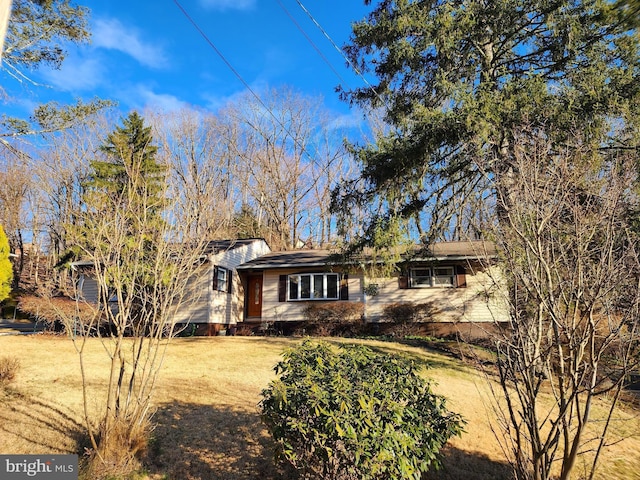 view of front of property with a front yard