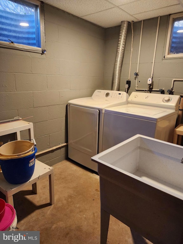 laundry area with washer and clothes dryer and a sink