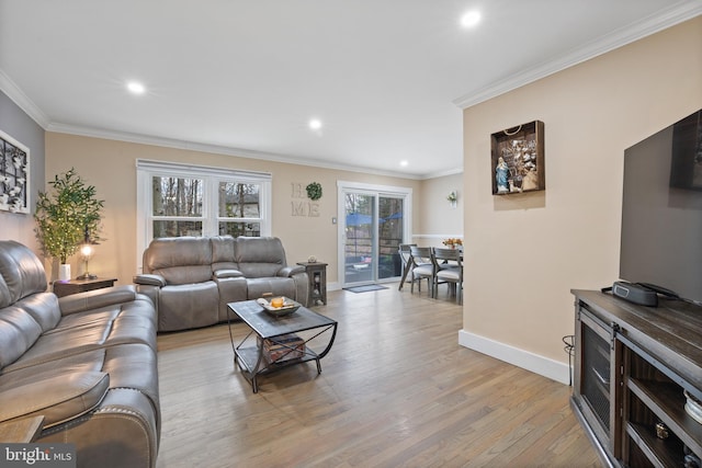 living area featuring light wood finished floors, baseboards, crown molding, and recessed lighting