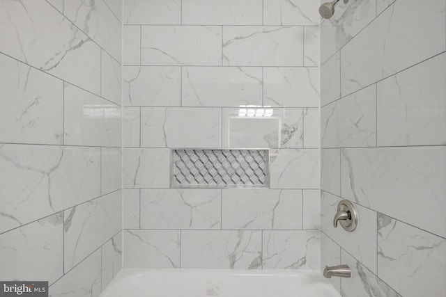 details with bathtub / shower combination