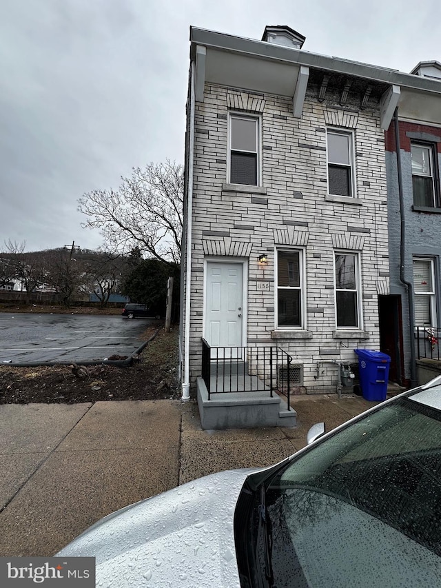 view of front facade with stone siding