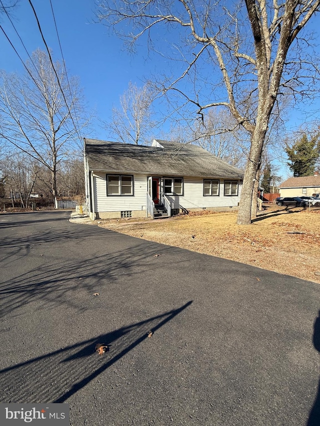 view of front facade with crawl space