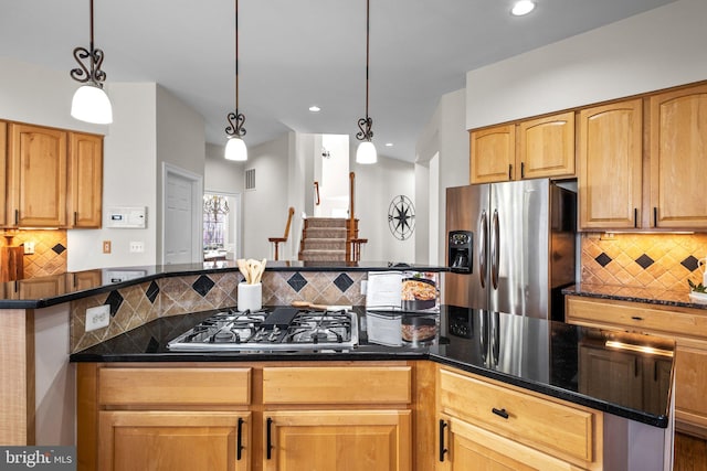 kitchen with visible vents, appliances with stainless steel finishes, decorative light fixtures, and tasteful backsplash