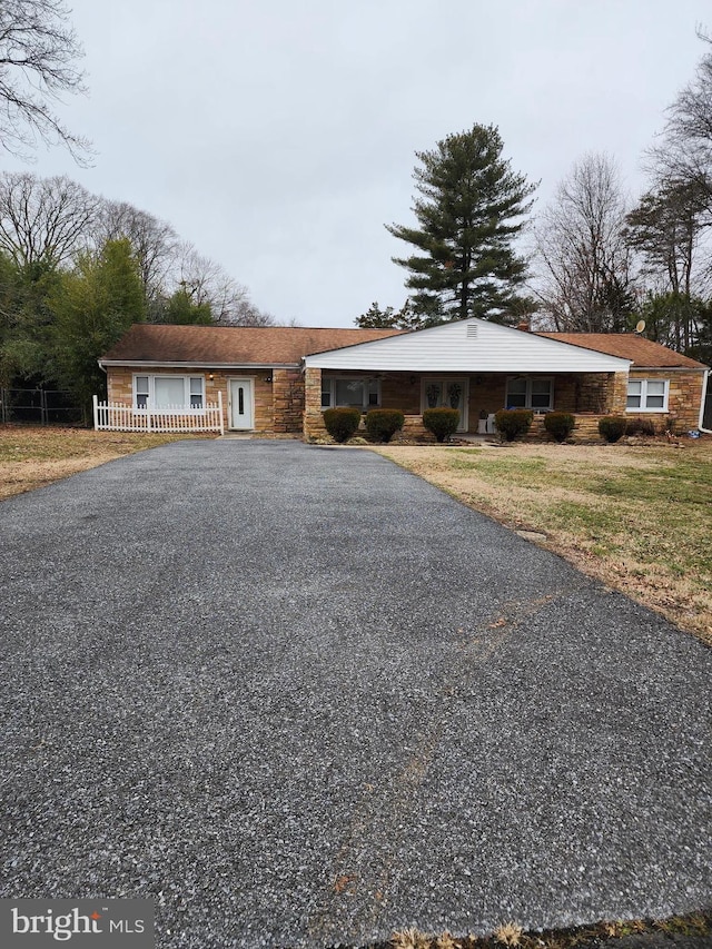 view of front facade with aphalt driveway