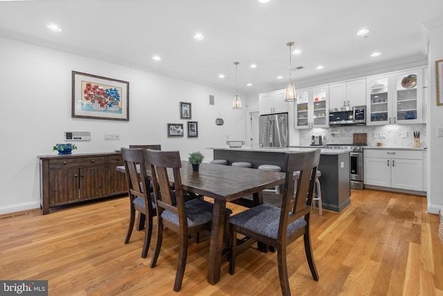 dining area featuring recessed lighting, visible vents, light wood finished floors, and baseboards